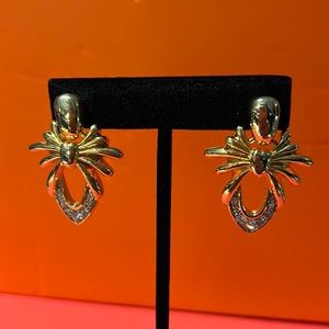 Dangle gold earrings